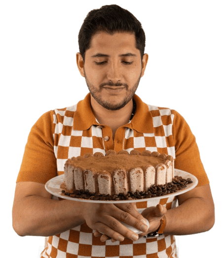 hombre sosteniendo un tiramisú familiar